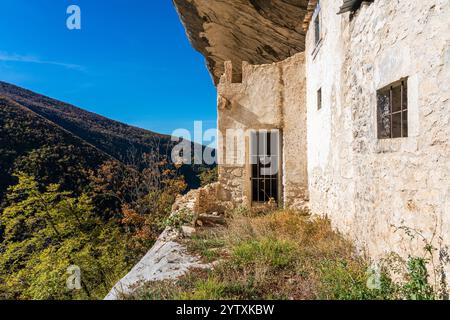 Die szenografische Eremitage von Santo Spirito a Majella in der Nähe von Roccamorice in den Abruzzen, Italien. Stockfoto