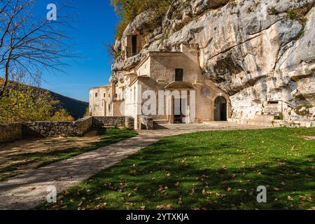 Die szenografische Eremitage von Santo Spirito a Majella in der Nähe von Roccamorice in den Abruzzen, Italien. Stockfoto