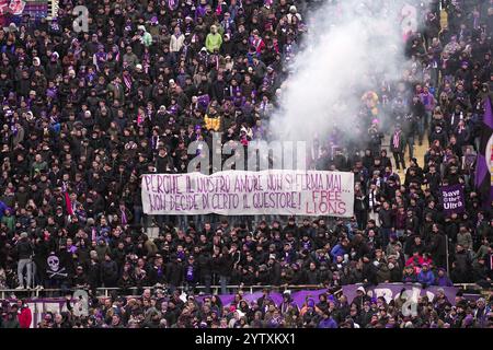 Florenz, Italien. Dezember 2024. Anhänger von Fiorentina zeigen ein Banner während des Spiels der Serie A Enilive 2024/2025 zwischen Fiorentina und Cagliari - Serie A Enilive im Artemio Franchi Stadion - Sport, Fußball - Florenz, Italien - Sonntag, 8. Dezember 2024 (Foto: Massimo Paolone/LaPresse) Credit: LaPresse/Alamy Live News Stockfoto