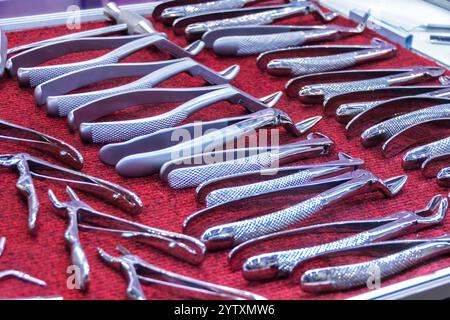 Chirurgisches Instrument für die Zahnheilkunde. Werkzeugsatz Stockfoto