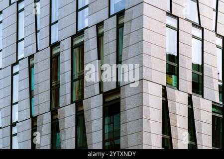 Moderne Fassade des Bürogebäudes mit vertikalen Paneelen und großen Glasfenstern Stockfoto