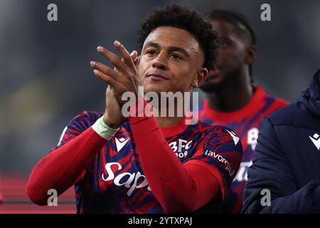 Turin, Italien. Dezember 2024. Dan Ndoye vom Bologna FC begrüßt die Fans am Ende des Fußballspiels der Serie A zwischen Juventus FC und Bologna FC im Allianz Stadium am 7. Dezember 2024 in Turin. Quelle: Marco Canoniero/Alamy Live News Stockfoto