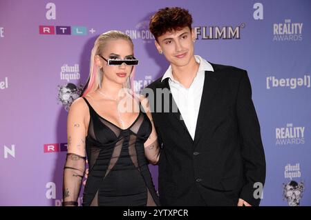 Gina Beckmann und Leon Content bei der Verleihung der Reality Awards 2024 in den MMC Studios. Köln, 07.12.2024 *** Gina Beckmann und Leon Content bei der Verleihung der Reality Awards 2024 in den MMC Studios Köln, 07 12 2024 Foto:Xn.xKubelkax/xFuturexImagex Reality 4296 Stockfoto