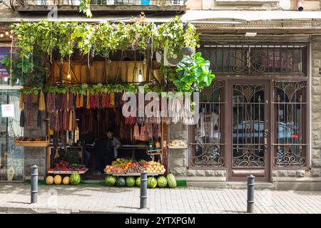 Tiflis, Georgien - 6. September 2019: Georgien, Tiflis - 30. August 2019: Traditionelle Häuser in der Altstadt von Tiflis. Hauptstadt. Kaufen Sie Wurst Stockfoto