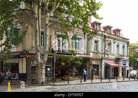 Tiflis, Georgien - 6. September 2019: Georgien, Tiflis - 30. August 2019: Traditionelle Häuser in der Altstadt von Tiflis. Hauptstadt. Kaufen Sie Wurst Stockfoto