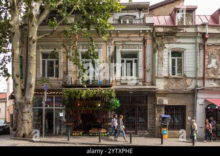 Tiflis, Georgien - 6. September 2019: Georgien, Tiflis - 30. August 2019: Traditionelle Häuser in der Altstadt von Tiflis. Hauptstadt. Kaufen Sie Wurst Stockfoto