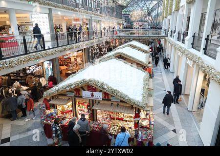 Jena, Deutschland. Dezember 2024. Besucher der Goethegalerie spazieren durch das Einkaufszentrum im Stadtzentrum am offenen Sonntag am 2. Adventssonntag. In Thüringen erlaubt das Ladeneröffnungsgesetz Sonntage für den ersten oder zweiten Advent. Quelle: Bodo Schackow/dpa/Alamy Live News Stockfoto