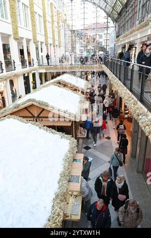 Jena, Deutschland. Dezember 2024. Besucher der Goethegalerie spazieren durch das Einkaufszentrum im Stadtzentrum am offenen Sonntag am 2. Adventssonntag. Quelle: Bodo Schackow/dpa/Alamy Live News Stockfoto