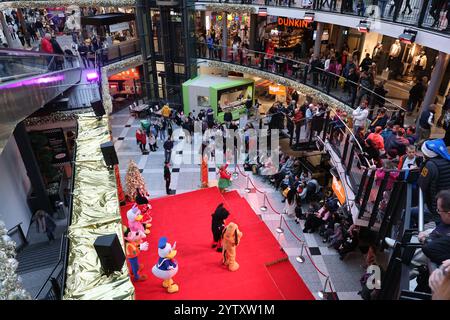 Jena, Deutschland. Dezember 2024. Animationsfilmstars begeistern die Besucher der Goethegalerie im Einkaufszentrum im Stadtzentrum am Tag der offenen Sonntagsfeier am 2. Adventstag. Quelle: Bodo Schackow/dpa/Alamy Live News Stockfoto