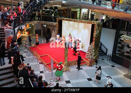 Jena, Deutschland. Dezember 2024. Animationsfilmstars begeistern die Besucher der Goethegalerie im Einkaufszentrum im Stadtzentrum am Tag der offenen Sonntagsfeier am 2. Adventstag. Quelle: Bodo Schackow/dpa/Alamy Live News Stockfoto