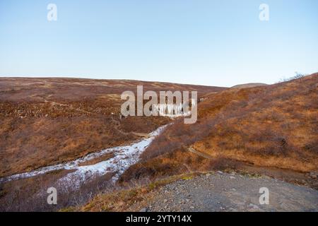 Hundafoss Island Wanderwege durch majestätische. Gefrorene Winterwasserfälle Stockfoto