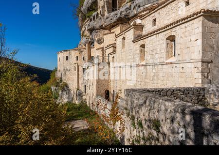 Die szenografische Eremitage von Santo Spirito a Majella in der Nähe von Roccamorice in den Abruzzen, Italien. Stockfoto