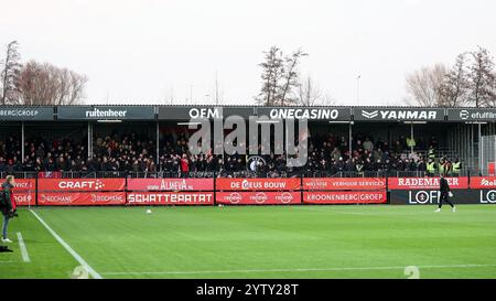 Almere, Niederlande. Dezember 2024. ALMERE, 12.08.2024, Yanmar Stadium, Saison 2024/2025, niederländischer Eredivisie Football. FC Utrecht Fans vor dem Spiel Almere City FC - FC Utrecht Credit: Pro Shots/Alamy Live News Stockfoto