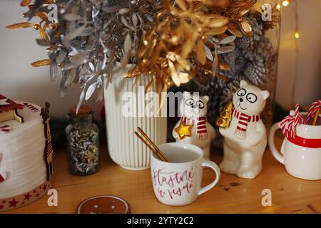 Weihnachtsdekorationen, Winterstrauß mit Rowan und Zweigen im Schnee, Komposition, Weihnachtskarte Stockfoto