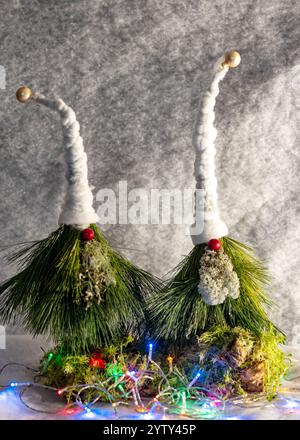 Schöne Kieferngnome, Blumenkonzept, handgemacht, Weihnachtsdekoration, handgemacht, Hobby Stockfoto