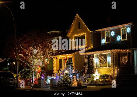 Im New Yorker Stadtteil Brooklyn gibt es das Dyker Heights Viertel, was in der Adventszeit mit seinem Häusern und Weichnachtsbeleuchtung eine Tour. Stockfoto