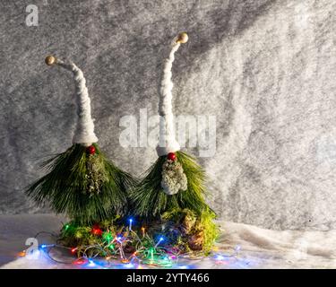 Schöne Kieferngnome, Blumenkonzept, handgemacht, Weihnachtsdekoration, handgemacht, Hobby Stockfoto