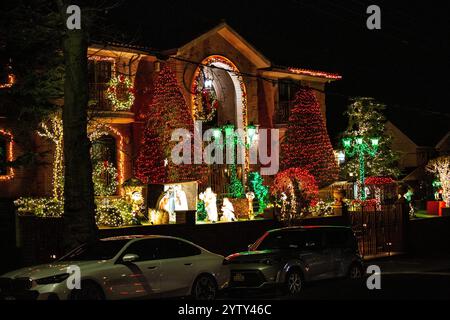 Im New Yorker Stadtteil Brooklyn gibt es das Dyker Heights Viertel, was in der Adventszeit mit seinem Häusern und Weichnachtsbeleuchtung eine Tour. Stockfoto