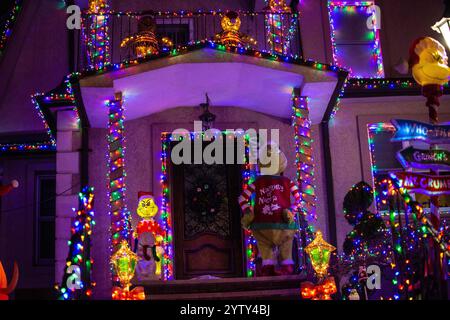 Im New Yorker Stadtteil Brooklyn gibt es das Dyker Heights Viertel, was in der Adventszeit mit seinem Häusern und Weichnachtsbeleuchtung eine Tour. Stockfoto