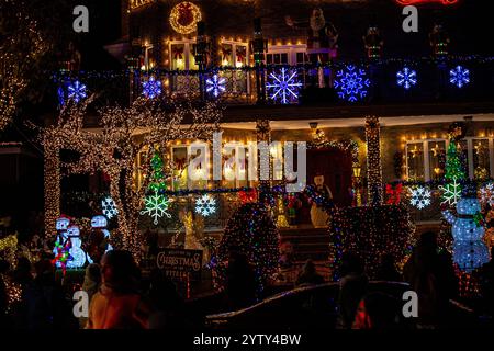 Im New Yorker Stadtteil Brooklyn gibt es das Dyker Heights Viertel, was in der Adventszeit mit seinem Häusern und Weichnachtsbeleuchtung eine Tour. Stockfoto