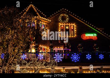 Im New Yorker Stadtteil Brooklyn gibt es das Dyker Heights Viertel, was in der Adventszeit mit seinem Häusern und Weichnachtsbeleuchtung eine Tour. Stockfoto