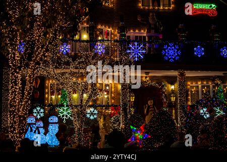 Im New Yorker Stadtteil Brooklyn gibt es das Dyker Heights Viertel, was in der Adventszeit mit seinem Häusern und Weichnachtsbeleuchtung eine Tour. Stockfoto