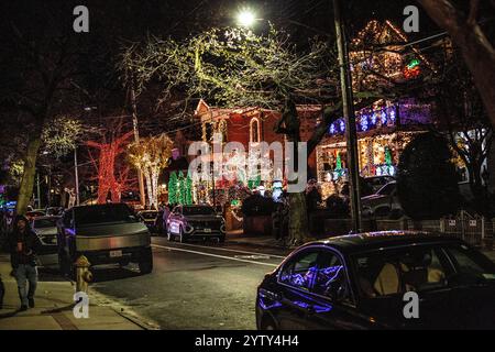 Im New Yorker Stadtteil Brooklyn gibt es das Dyker Heights Viertel, was in der Adventszeit mit seinem Häusern und Weichnachtsbeleuchtung eine Tour. Stockfoto