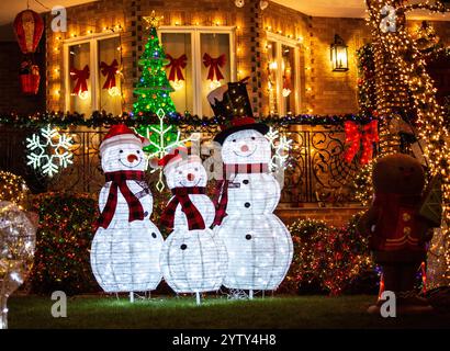 Im New Yorker Stadtteil Brooklyn gibt es das Dyker Heights Viertel, was in der Adventszeit mit seinem Häusern und Weichnachtsbeleuchtung eine Tour. Stockfoto