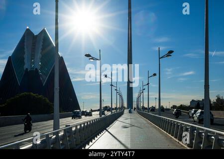 Die Stadt der Künste und Wissenschaften (Ciudad de las Artes y las Ciencias) liegt im trockenen Flussbett des Río Turia. Moderne, zeitgenössische Architektur Stockfoto