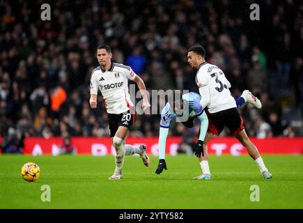 Arsenals Bukayo Saka (Mitte) kämpft um den Ball mit Fulhams Sasa Lukic (links) und Antonee Robinson (rechts) während des Premier League-Spiels in Craven Cottage, London. Bilddatum: Sonntag, 8. Dezember 2024. Stockfoto