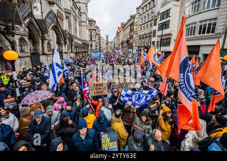London, Großbritannien. Dezember 2024. Der 2024 von der CAA (Campaign Against Antisemitism) und anderen organisierten Marsch gegen Antisemitismus begann am Royal Courts of Justice in London. Sie glauben, dass das „Massaker der Hamas in Großbritannien eine Welle des Antisemitismus ausgelöst hat, die keinen Teil unseres öffentlichen Lebens unberührt gelassen hat“ und dass sie „dem Extremismus widerstehen müssen“. Guy Bell/Alamy Live News Stockfoto