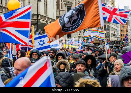 London, Großbritannien. Dezember 2024. Der 2024 von der CAA (Campaign Against Antisemitism) und anderen organisierten Marsch gegen Antisemitismus begann am Royal Courts of Justice in London. Sie glauben, dass das „Massaker der Hamas in Großbritannien eine Welle des Antisemitismus ausgelöst hat, die keinen Teil unseres öffentlichen Lebens unberührt gelassen hat“ und dass sie „dem Extremismus widerstehen müssen“. Guy Bell/Alamy Live News Stockfoto