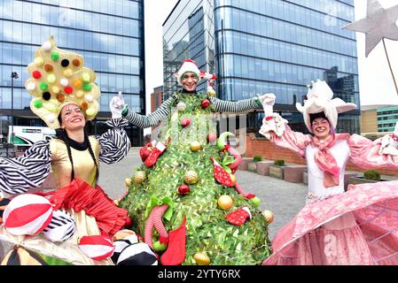 Manchester, Großbritannien, 8. Dezember 2024. Farbenfrohe, festliche Teilnehmer der Weihnachtsparade von Manchester, die jetzt im dritten Jahr stattfindet, verließen die Kathedrale von Manchester am Sonntag, den 8. Dezember, um 13:00 Uhr, um eine Führung durch das Stadtzentrum zu Unternehmen, bei der die Menschenmassen unterhielten. Der Stadtrat von Manchester organisierte die Parade zusammen mit Gruppen wie Walk the Plank, Global Grooves, Handmade Parade und Fools Paradise. Quelle: Terry Waller/Alamy Live News Stockfoto