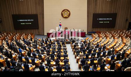 7. Dezember 2024: Seoul, Südkorea: Eine allgemeine Ansicht der Abgeordneten in der Abstimmungskammer während der Plenarsitzung zur Amtsenthebungsabstimmung von Präsident Yoon Suk Yeol in der Nationalversammlung in Seoul, Südkorea am 7. Dezember 2024. (Foto: Lee Young-HO/SIPA USA) Stockfoto