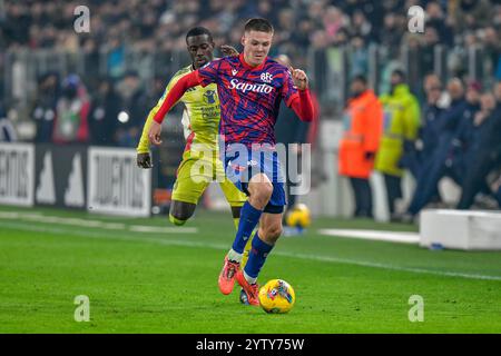 Turin, Italien. Dezember 2024. Emil Holm (2) aus Bologna wurde während des Spiels zwischen Juventus und Bologna im Allianz-Stadion in Turin gesehen. Quelle: Gonzales Photo/Alamy Live News Stockfoto