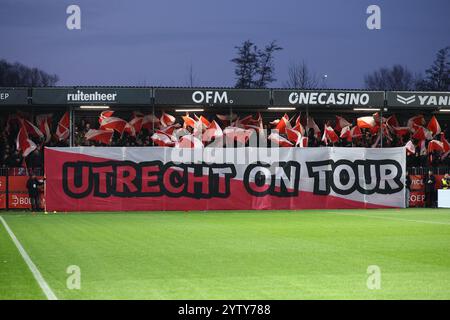 Almere, Niederlande. Dezember 2024. ALMERE, 12.08.2024, Yanmar Stadium, Saison 2024/2025, niederländischer Eredivisie Football. Fans von Utrecht während des Spiels Almere City FC - FC Utrecht Credit: Pro Shots/Alamy Live News Stockfoto