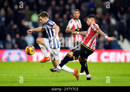 West Bromwich Albions Jayson Molumby (links) wird von Gustavo Hamer von Sheffield United während des Sky Bet Championship Matches bei den Hawthorns in West Bromwich herausgefordert. Bilddatum: Sonntag, 8. Dezember 2024. Stockfoto