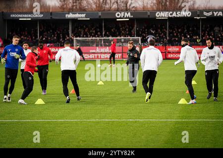 Almere, Niederlande. Dezember 2024. ALMERE, NIEDERLANDE - 8. DEZEMBER: Spieler des Almere City FC wärmen sich vor dem niederländischen Eredivisie-Spiel zwischen Almere City FC und FC Utrecht im Yanmar Stadion am 8. Dezember 2024 in Almere auf. (Foto von Andre Weening/Orange Pictures) Credit: Orange Pics BV/Alamy Live News Stockfoto