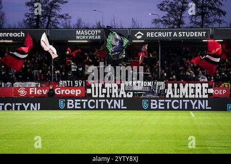 Almere, Niederlande. Dezember 2024. ALMERE, NIEDERLANDE - 8. DEZEMBER: Fans und Fans des Almere City FC schwenkten Flaggen vor dem niederländischen Eredivisie-Spiel zwischen Almere City FC und FC Utrecht im Yanmar Stadion am 8. Dezember 2024 in Almere, Niederlande. (Foto von Andre Weening/Orange Pictures) Credit: Orange Pics BV/Alamy Live News Stockfoto