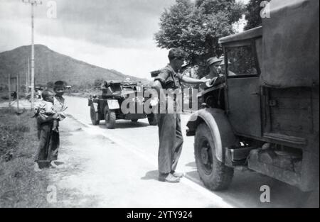 Britische Soldaten mit einem LKW und einem Daimler-Pfadfinderwagen in Hongkong, um 1950. Stockfoto