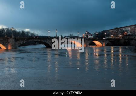 Logrono, La Rioja, Spanien.08. Dezember 2024. Der Stadtrat von Logrono empfiehlt, sich nicht in die Nähe von Hochwassergebieten zu begeben, da der Fluss Ebro überfließt. Quelle: Mario Martija/Alamy Live News Stockfoto