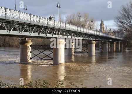 Logrono, La Rioja, Spanien.08. Dezember 2024. Der Stadtrat von Logrono empfiehlt, sich nicht in die Nähe von Hochwassergebieten zu begeben, da der Fluss Ebro überfließt. Quelle: Mario Martija/Alamy Live News Stockfoto