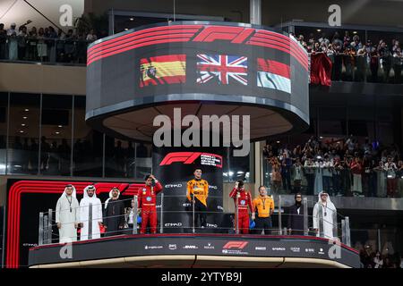 Podium: NORRIS Lando (gbr), McLaren F1 Team MCL38, SAINZ Carlos (Spa), Scuderia Ferrari SF-24, SAINZ Carlos (Spa), Scuderia Ferrari SF-24, LECLERC Charles (mco), Scuderia Ferrari SF-24, Porträt, während des Formel 1 Etihad Airways Abu Dhabi Grand Prix 2024, 24. Runde der Formel-1-Weltmeisterschaft 2024 vom 6. bis 8. Dezember 2024 auf dem Yas Marina Circuit in Abu Dhabi, Vereinigte Arabische Emirate Stockfoto
