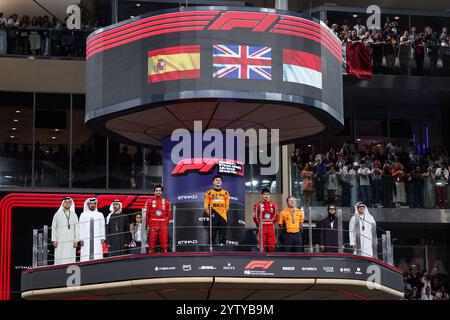 Podium: NORRIS Lando (gbr), McLaren F1 Team MCL38, SAINZ Carlos (Spa), Scuderia Ferrari SF-24, SAINZ Carlos (Spa), Scuderia Ferrari SF-24, LECLERC Charles (mco), Scuderia Ferrari SF-24, Porträt, während des Formel 1 Etihad Airways Abu Dhabi Grand Prix 2024, 24. Runde der Formel-1-Weltmeisterschaft 2024 vom 6. bis 8. Dezember 2024 auf dem Yas Marina Circuit in Abu Dhabi, Vereinigte Arabische Emirate Stockfoto