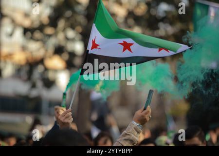 Gaziantep, Turkiye. Dezember 2024. Syrer feiern den Sturz der syrischen Regierung in den Straßen von Gaziantep, Südtürkei. Jubelnde Syrer in mehreren Teilen von Turkije stiegen seit dem frühen Morgen am Sonntag, dem 8. Dezember, auf die Straßen und schwenkten mit der syrischen Oppositionsflagge. Quelle: IMAGESLIVE/Alamy Live News Stockfoto