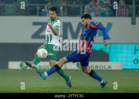 St. Gallen, Schweiz. Dezember 2024. St. Gallen, Schweiz, 08. Dezember 2024: Ein Duell zwischen Lukas Goertler (16 FCSG) und Leon Avdullahu (37 Basel) während des Super League Fußballspiels zwischen dem FC St. Gallen und dem FC Basel 1893 im Kybunpark in St. Gallen. Philipp Kresnik (Philipp Kresnik/SPP) Credit: SPP Sport Press Photo. /Alamy Live News Stockfoto