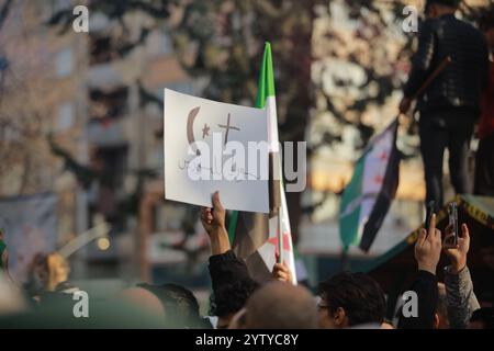 Gaziantep, Turkiye. Dezember 2024. Syrer feiern den Sturz der syrischen Regierung in den Straßen von Gaziantep, Südtürkei. Jubelnde Syrer in mehreren Teilen von Turkije stiegen seit dem frühen Morgen am Sonntag, dem 8. Dezember, auf die Straßen und schwenkten mit der syrischen Oppositionsflagge. Quelle: IMAGESLIVE/Alamy Live News Stockfoto