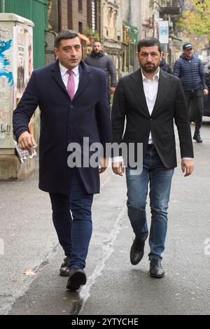 Bukarest, Rumänien. 8. Dezember 2024: George Simion (L), Präsident der Alliance for the Union of Romanians (AUR), gefolgt von Marius Dorin Lulea (R), erster Vizepräsident des AUR, kommen in einem Wahllokal des Mihai Viteazul National College an, um seine Missbilligung darüber zum Ausdruck zu bringen, dass die Präsidentschaftswahlen abgesagt wurden. Das rumänische Verfassungsgericht annullierte die Präsidentschaftswahlen wegen Unregelmäßigkeiten in der Kampagne des rechtsextremen ultranationalistischen Kandidaten Calin Georgescu, der von Simion unterstützt wurde. Quelle: Lucian Alecu/Alamy Live News Stockfoto