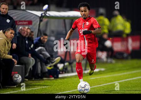 Almere, Niederlande. Dezember 2024. ALMERE, NIEDERLANDE - 8. DEZEMBER: Ruben Providence von Almere City FC spielt mit dem Ball während des niederländischen Eredivisie-Spiels zwischen Almere City FC und FC Utrecht im Yanmar Stadion am 8. Dezember 2024 in Almere, Niederlande. (Foto von Andre Weening/Orange Pictures) Credit: Orange Pics BV/Alamy Live News Stockfoto