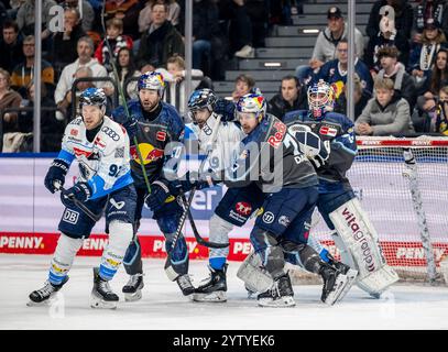 Andreas Eder (EHC Red Bull München, #20) und Maximilian Daubner (EHC Red Bull München, #70) verteidigen gegen Daniel Schmoelz (ERC Ingolstadt Panther, #92) und Wojciech Stachowiak (ERC Ingolstadt Panther, #19) vor dem Tor von Mathias Niederberger (Torwart, EHC Red Bull München, #35). GER, EHC Red Bull München vs. ERC Ingolstadt, Eishockey, DEL, 24. Spieltag, Saison 2024/2025, 08.12.2024. Foto: Eibner-Pressefoto/Heike Feiner Stockfoto